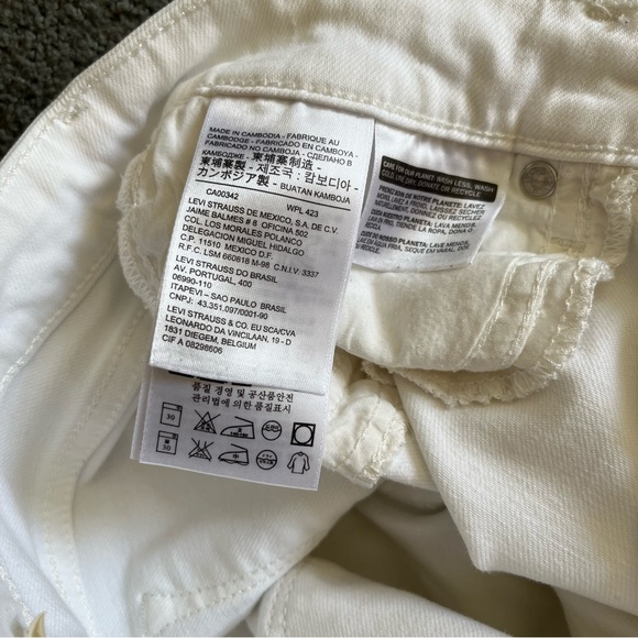 White Skinny Levi 711’s - Picture 9 of 10